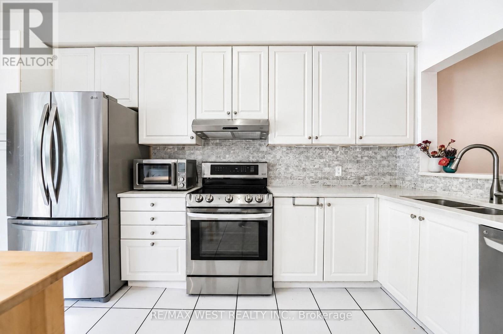 11 - 757 Sheppard Avenue W, Toronto, Ontario  M3H 2S9 - Photo 3 - C13535082