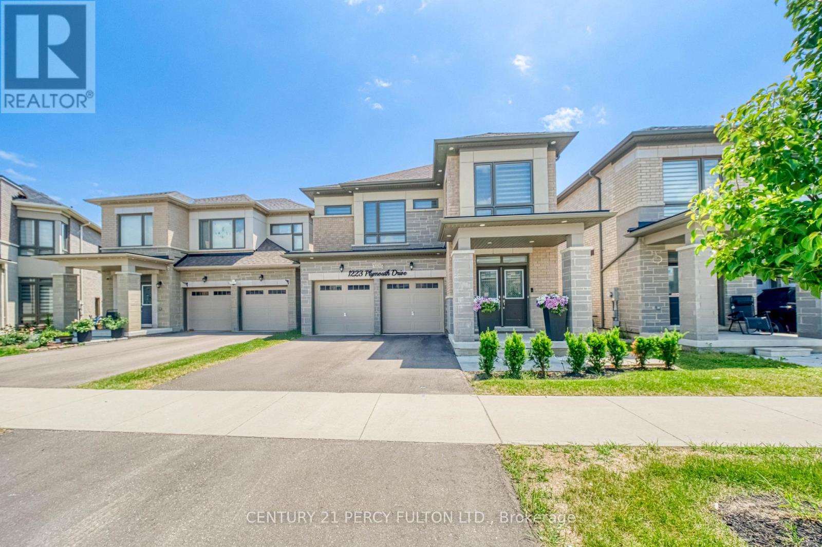 1223 Plymouth Drive, Oshawa, Ontario  L1L 0T4 - Photo 2 - E13534994