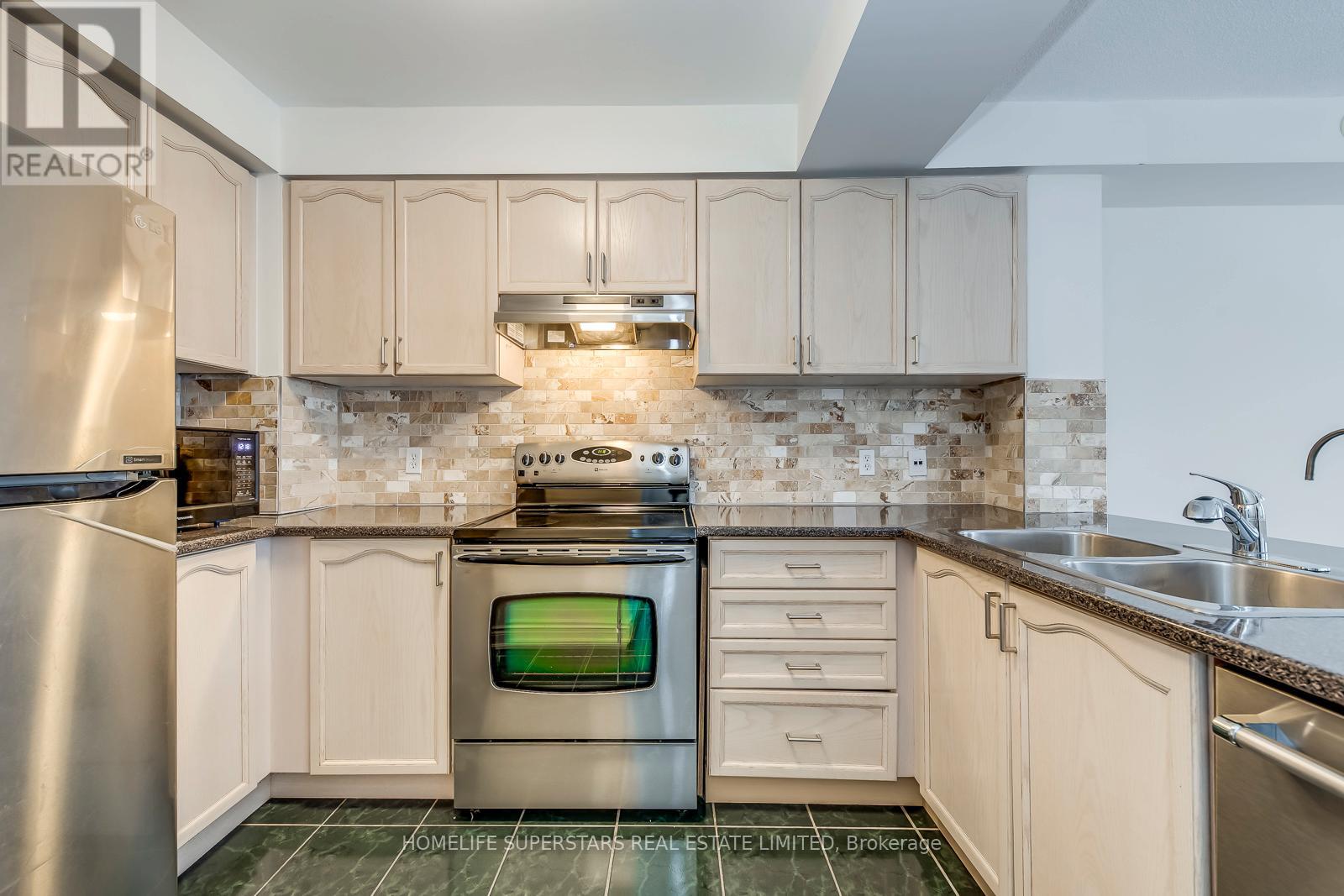 Unit 11 - 605 Shoreline Drive, Mississauga, Ontario  L5B 4K3 - Photo 4 - W13535006