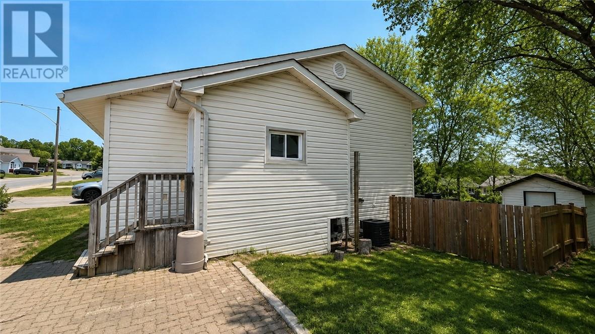 145 Axmith Avenue, Elliot Lake, Ontario  P5A 1B9 - Photo 4 - 2128953
