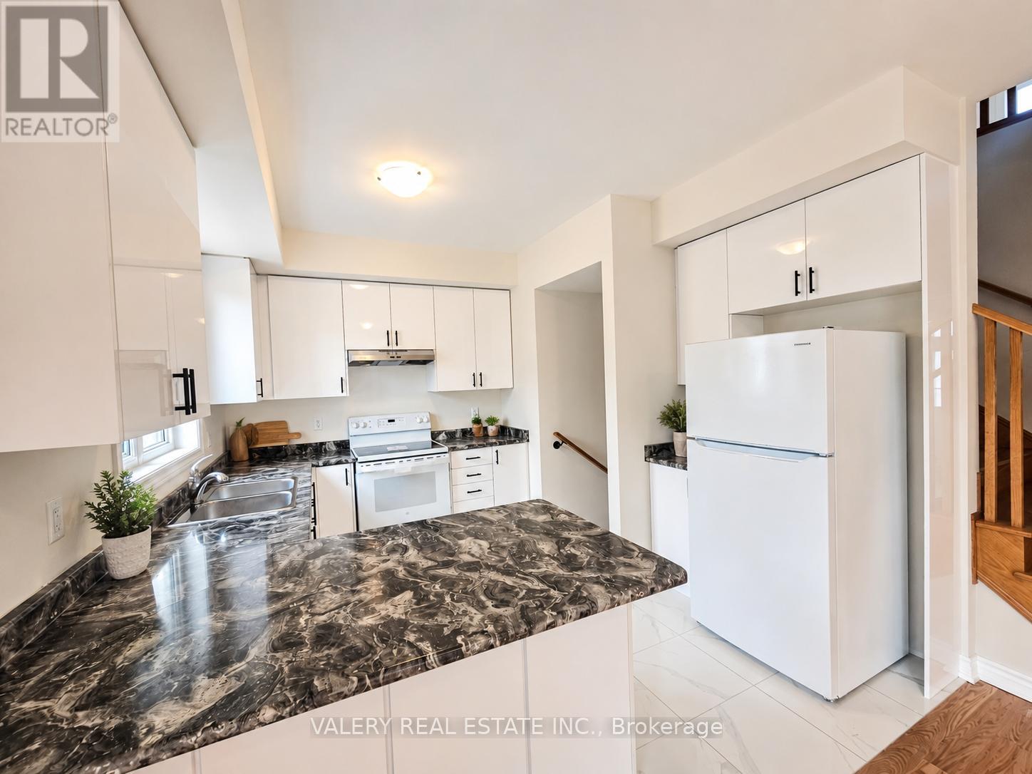 22 Hylton Drive, Barrie, Ontario  L9S 2Z8 - Photo 2 - S13535210