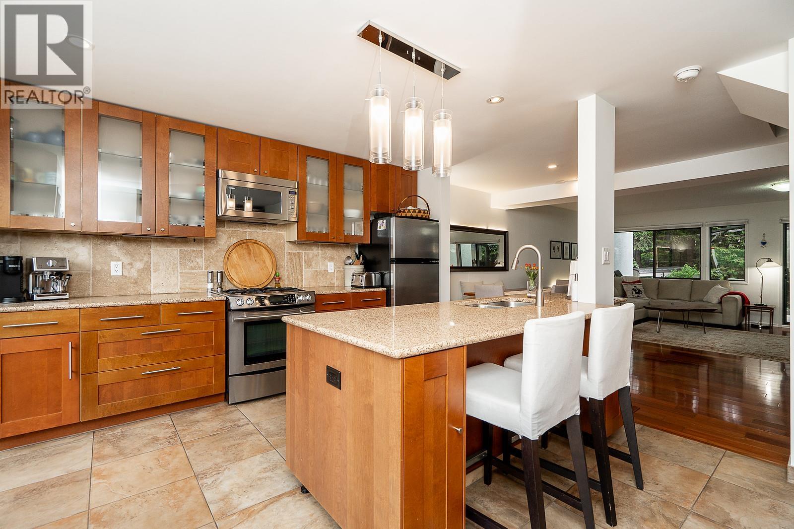 7393 Montecito Drive, Burnaby, British Columbia  V5A 1R4 - Photo 2 - R3143746