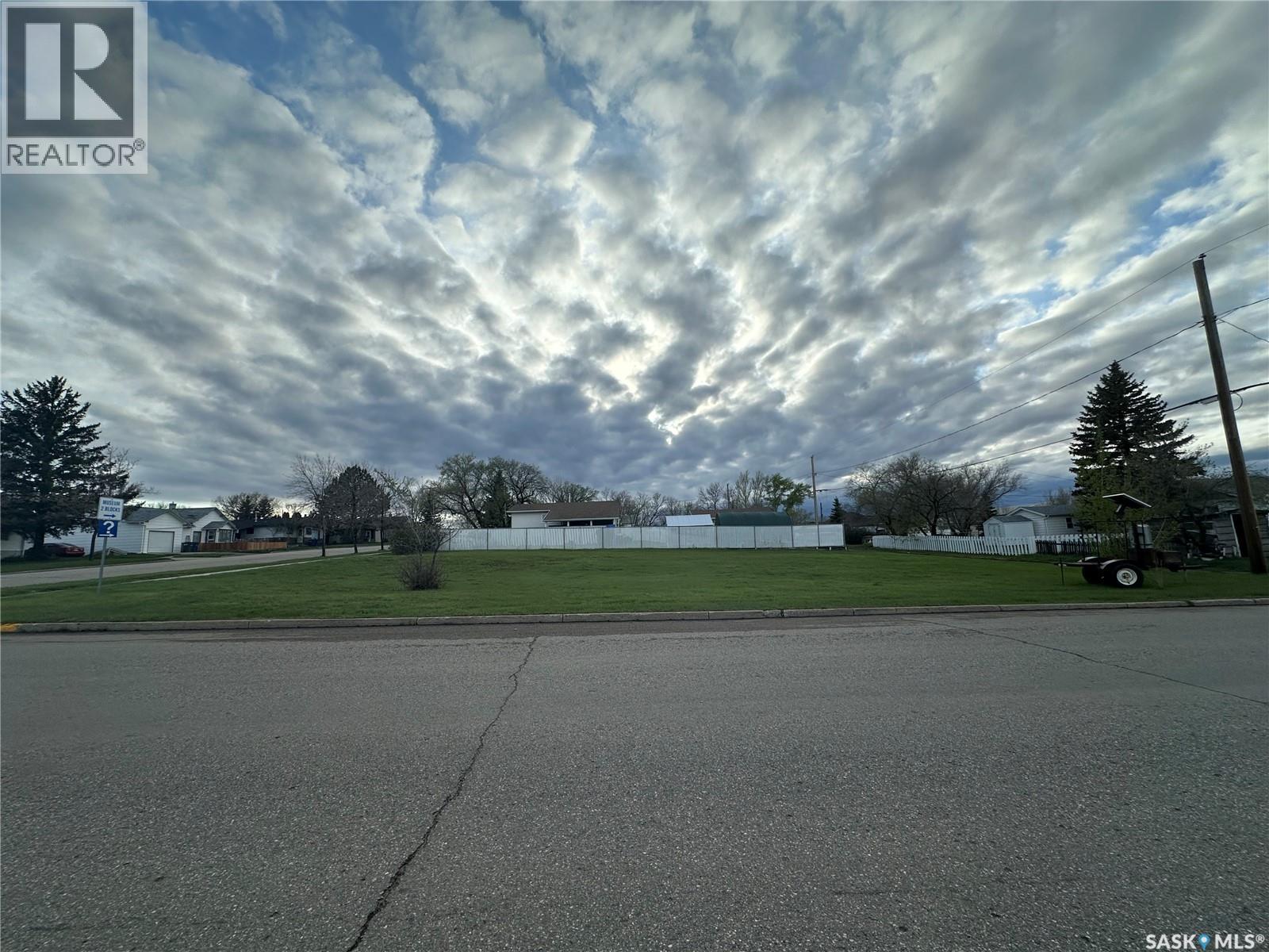 400 3rd Avenue W, Assiniboia, Saskatchewan  S0H 0B0 - Photo 2 - SK041675