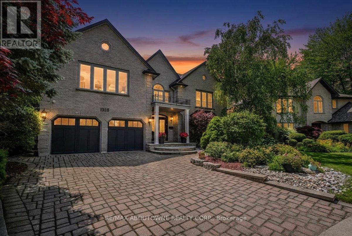 1328 King Henry Court, Oakville, Ontario  L6M 2Y6 - Photo 2 - W13066780