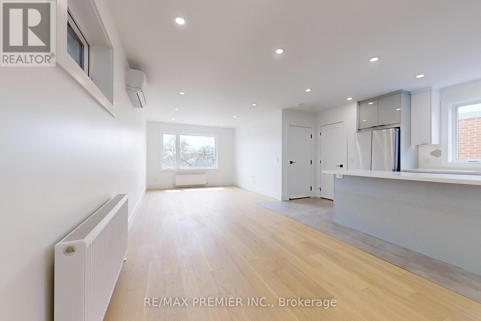 2 (UPPER) - 148 LAMBTON AVENUE, Toronto (Rockcliffe-Smythe)