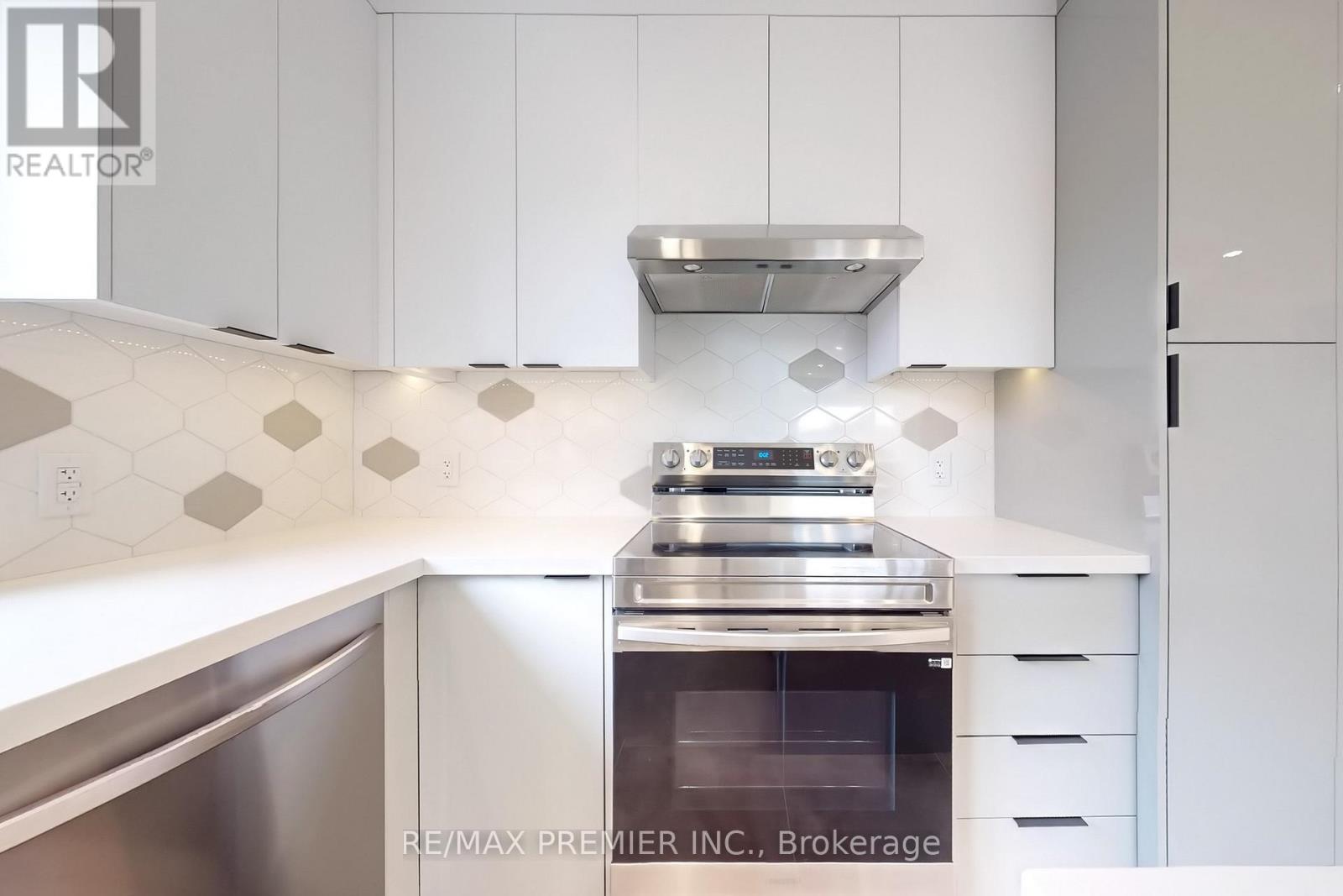 2 (Upper) - 148 Lambton Avenue, Toronto, Ontario  M6N 2S9 - Photo 7 - W13535500