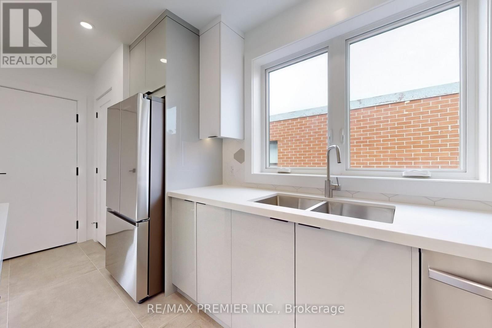 2 (Upper) - 148 Lambton Avenue, Toronto, Ontario  M6N 2S9 - Photo 8 - W13535500