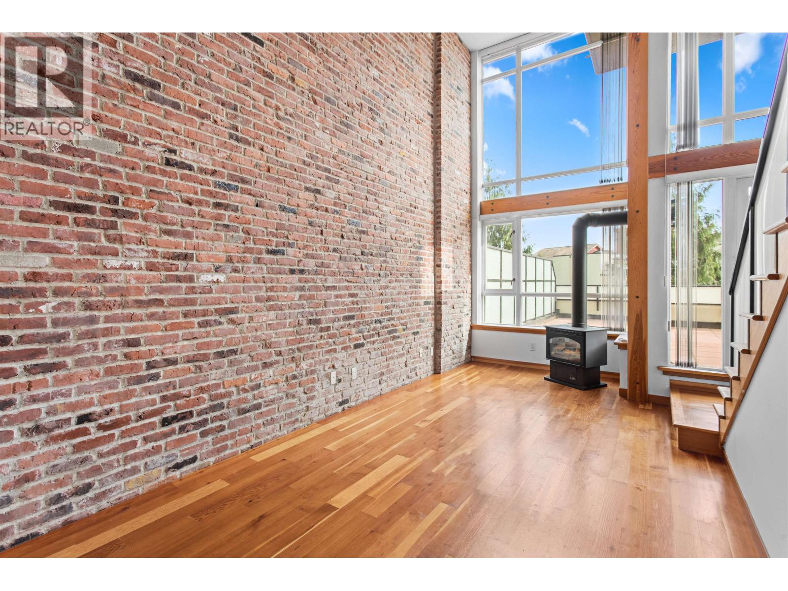 217 10 Renaissance Square, New Westminster, British Columbia  V3M 7B1 - Photo 2 - R3143895