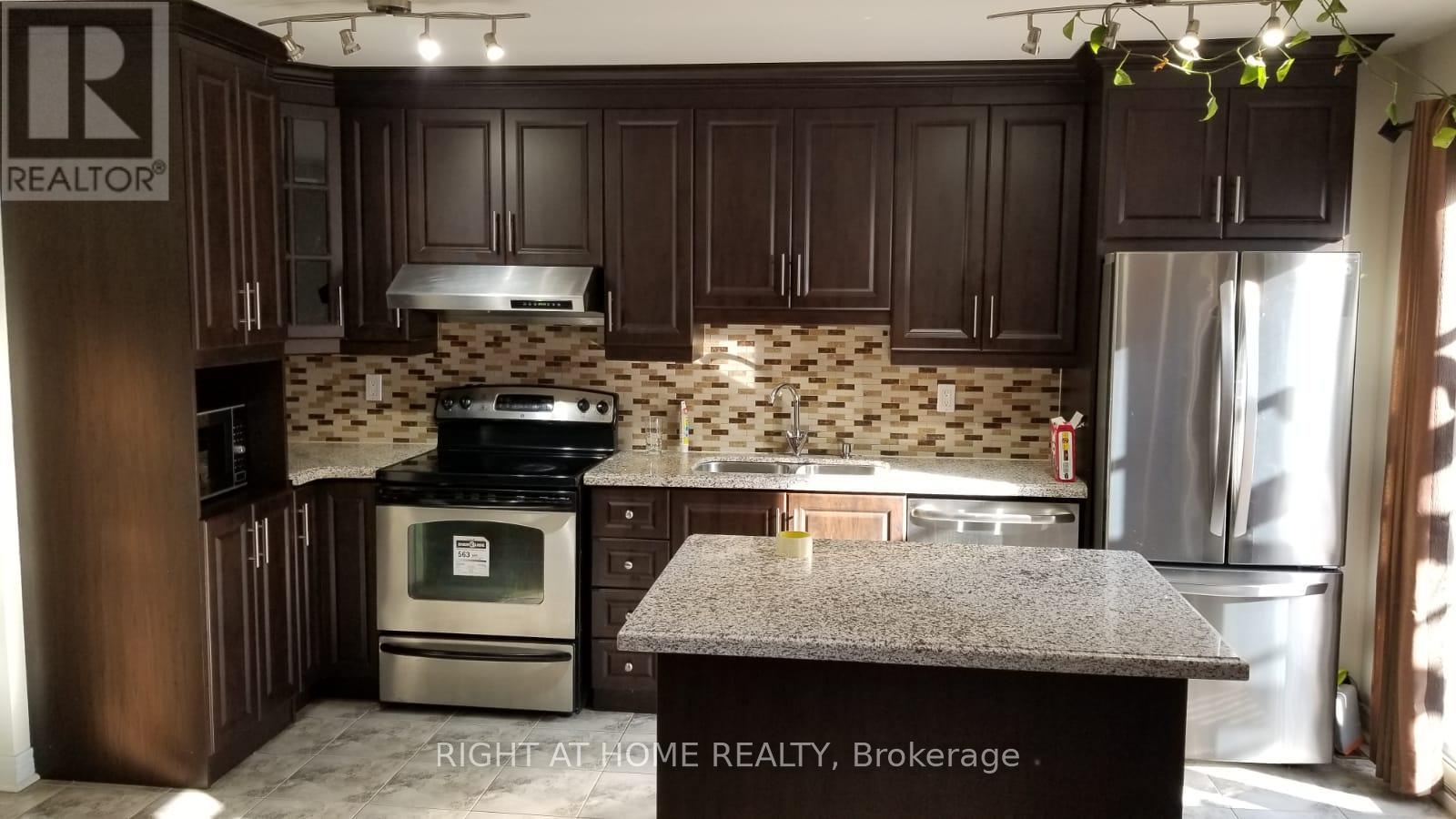 630 Leatherleaf Drive, Mississauga, Ontario  L4Z 3Z1 - Photo 2 - W13535768