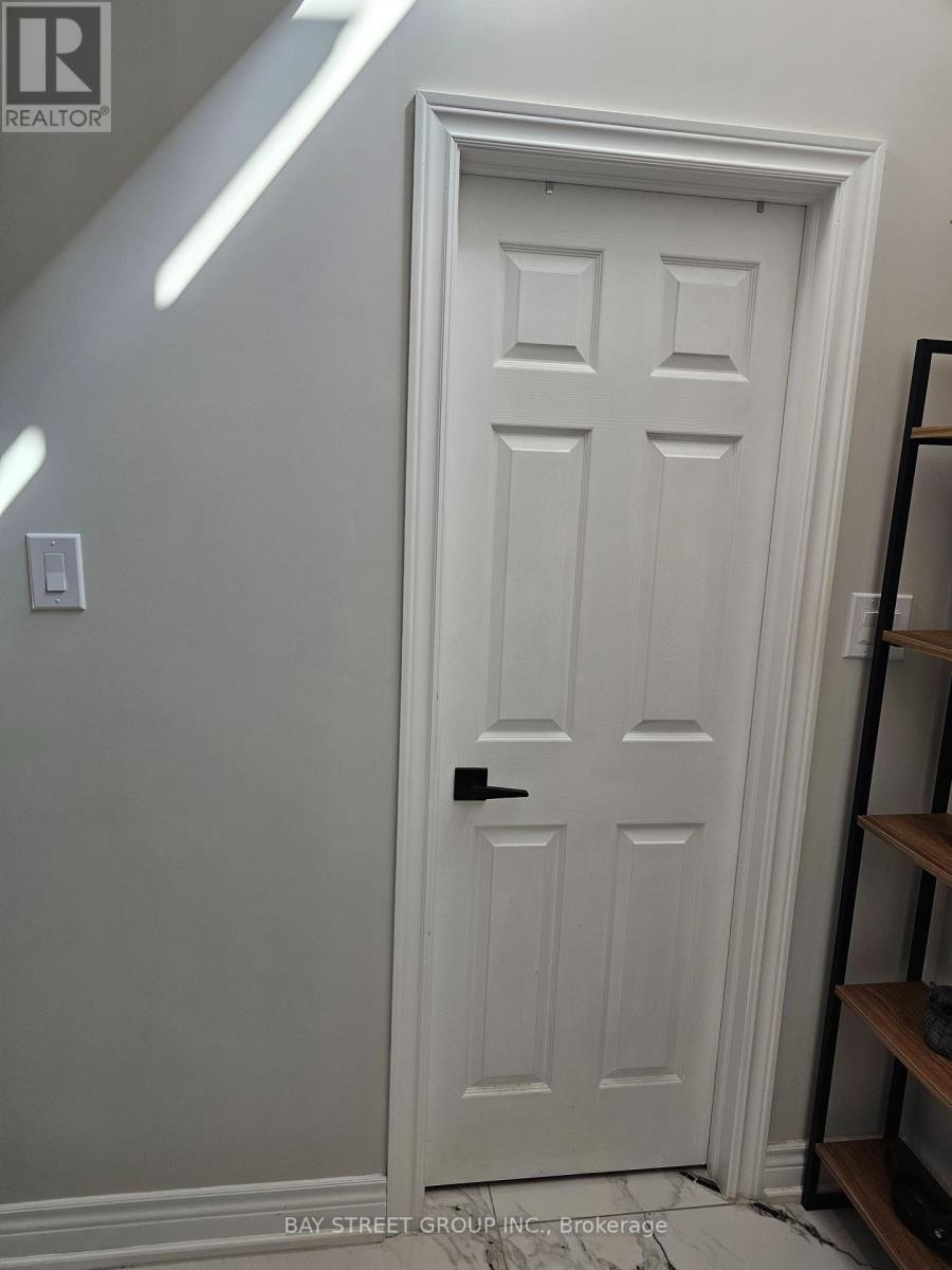 Upper1 - 3177 Colonial Drive, Mississauga, Ontario  L5L 5L3 - Photo 15 - W13526044