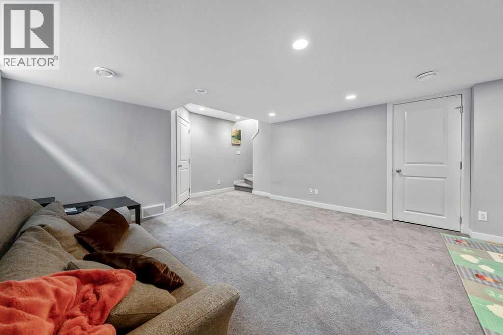 22 West Coach Manor SW, Calgary, Alberta  T3H 1R7 - Photo 25 - A2325238