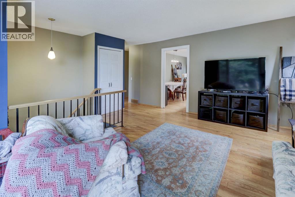 128 Pineland Place NE, Calgary, Alberta  T1Y 3K2 - Photo 9 - A2325749