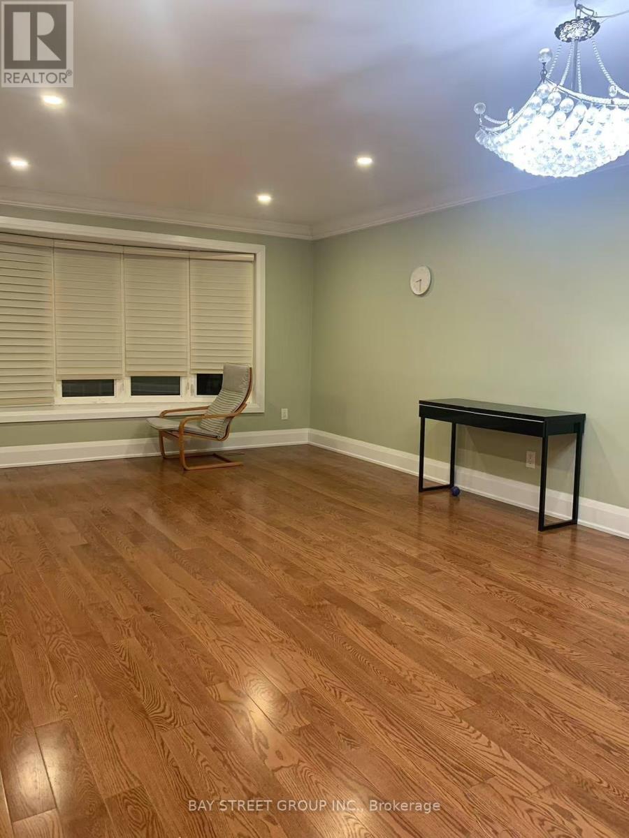 Upper - 63 Lesgay Crescent, Toronto, Ontario  M2J 2J2 - Photo 3 - C13535860