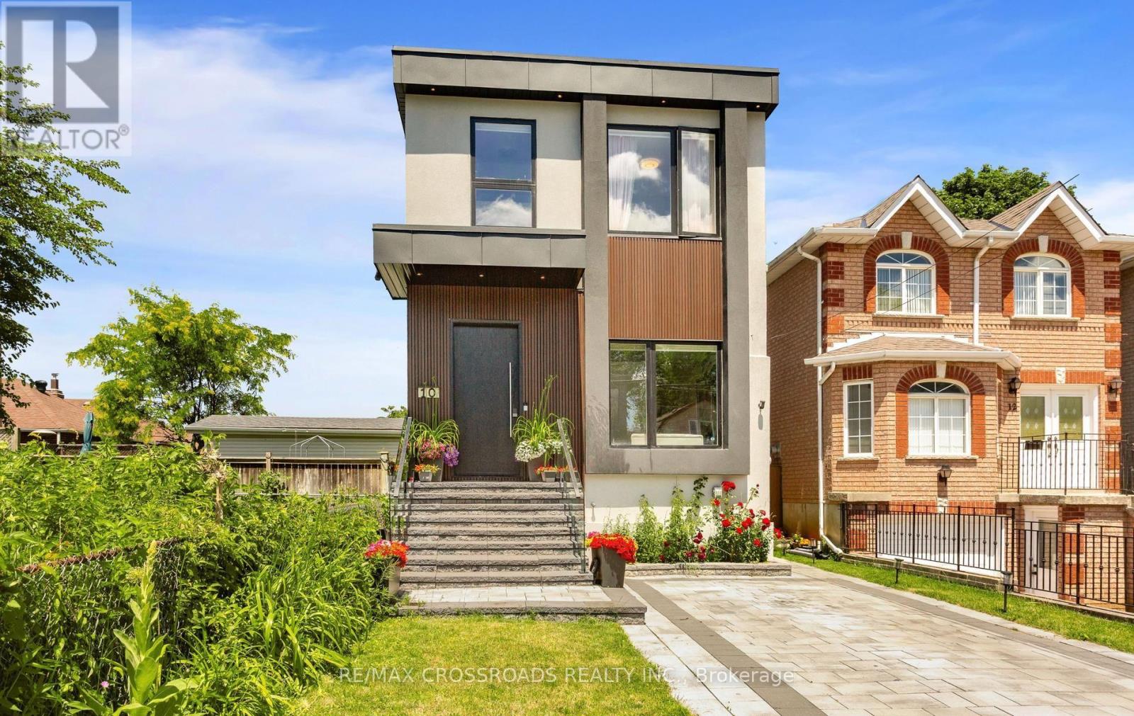 <div class="slider-price">$1,979,000</div><p>10 Hamstead Avenue, Toronto, Ontario</p>