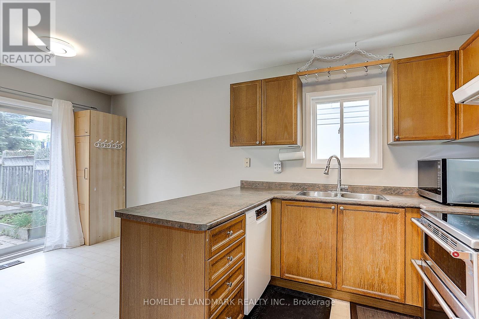 4 Sinden Drive, Whitby, Ontario  L1M 2B8 - Photo 12 - E13536002