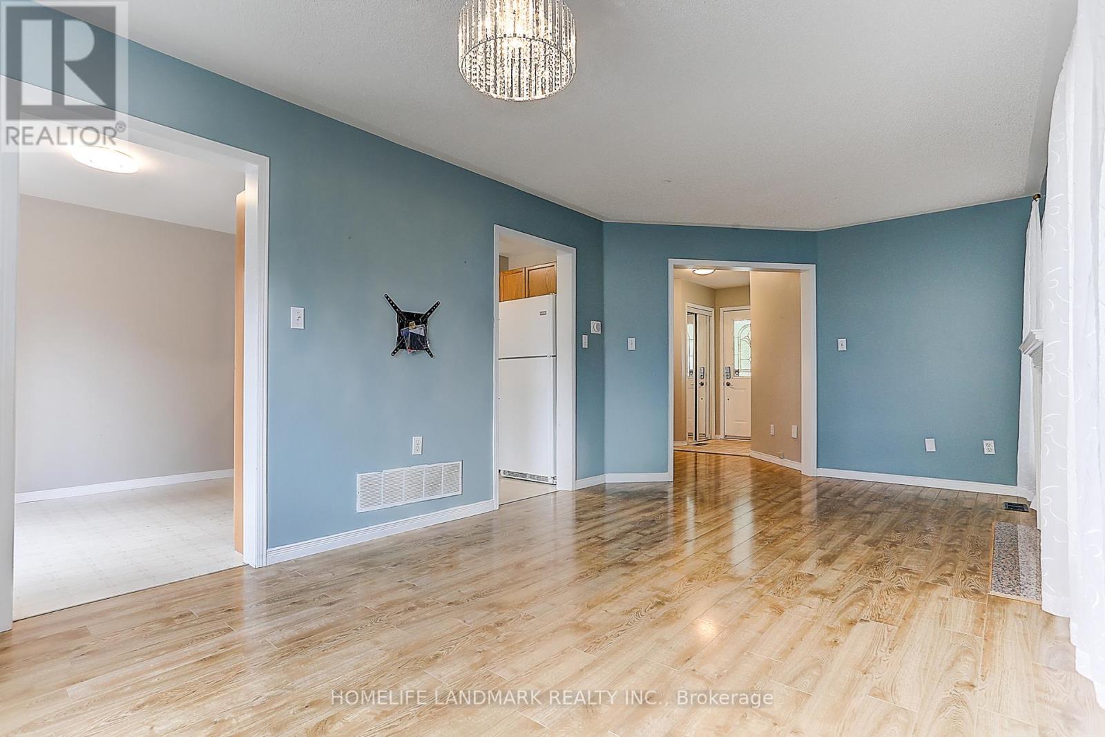 4 Sinden Drive, Whitby, Ontario  L1M 2B8 - Photo 8 - E13536002