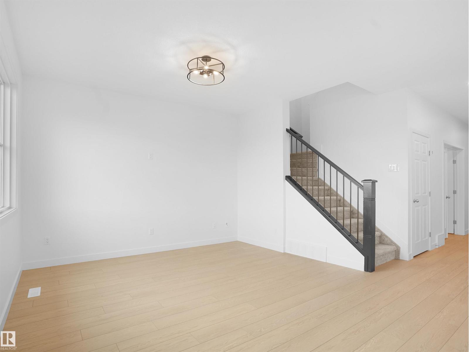 17823 7 St NE, Edmonton, Alberta  T5Y 4E7 - Photo 2 - E4497572