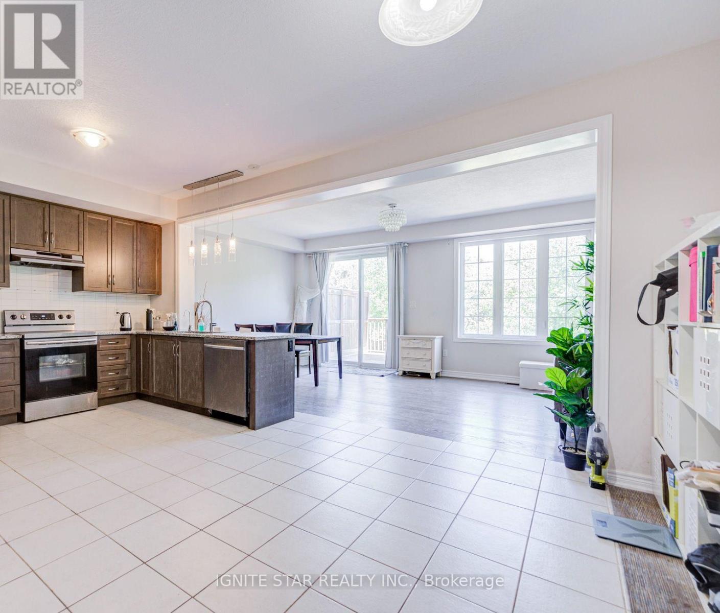 3305 Mockingbird Common, Oakville, Ontario  L6H 0X1 - Photo 3 - W13536036