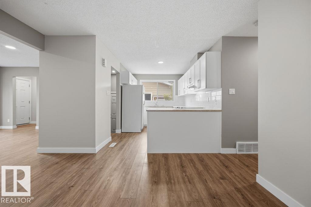 1291 Lakewood Rd W NW, Edmonton, Alberta  T6K 3L1 - Photo 12 - E4497575
