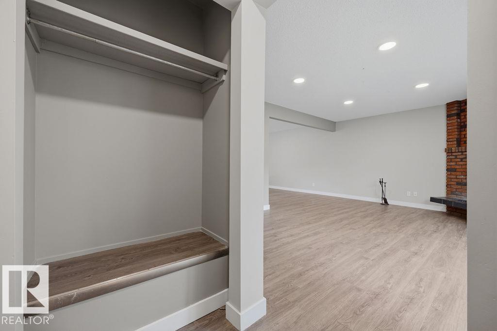 1291 Lakewood Rd W NW, Edmonton, Alberta  T6K 3L1 - Photo 4 - E4497575
