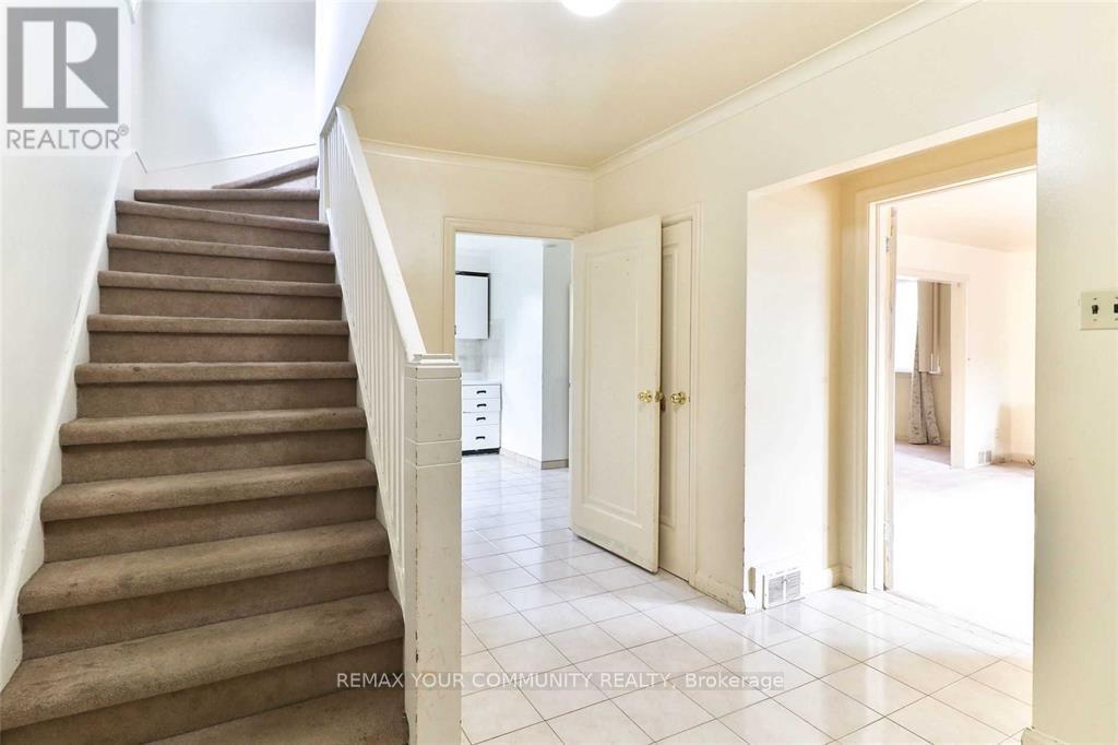 Upper - 6 Lennox Street, Toronto, Ontario M5S 1L4 - Photo 2 - C13536068