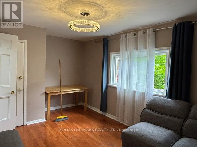 Upper - 33 Salem Avenue, Toronto, Ontario M6H 3C2 - Photo 11 - W13536184