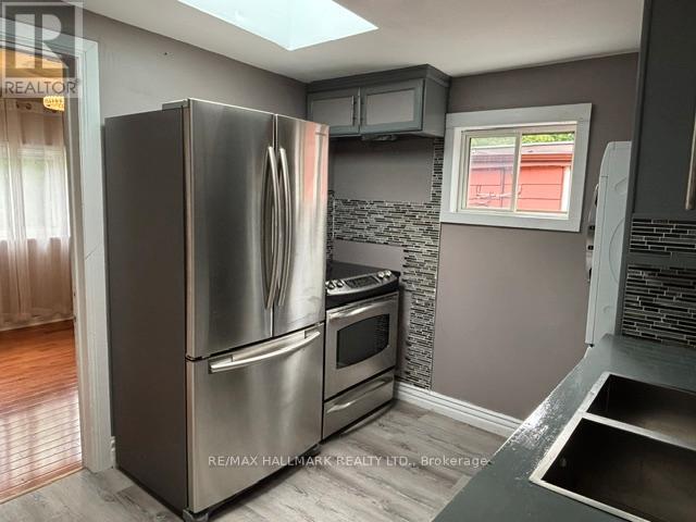 Upper - 33 Salem Avenue, Toronto, Ontario M6H 3C2 - Photo 14 - W13536184