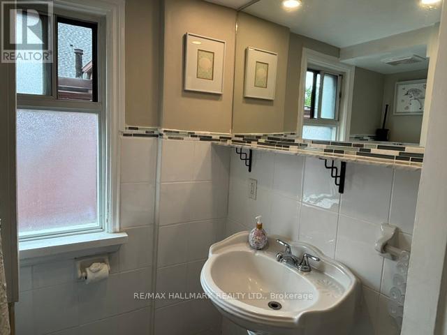 Upper - 33 Salem Avenue, Toronto, Ontario M6H 3C2 - Photo 16 - W13536184