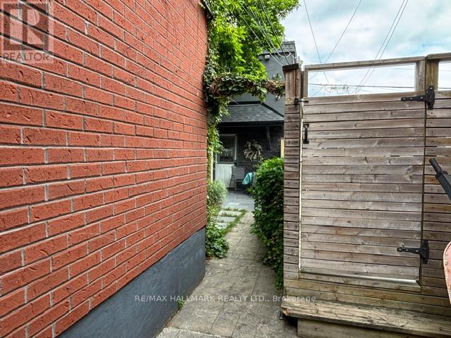 Upper - 33 Salem Avenue, Toronto, Ontario M6H 3C2 - Photo 18 - W13536184