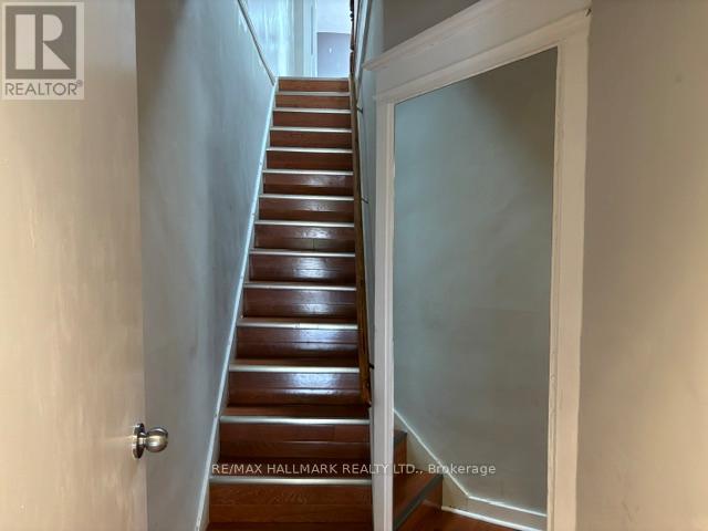 Upper - 33 Salem Avenue, Toronto, Ontario M6H 3C2 - Photo 2 - W13536184