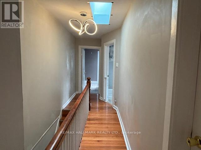 Upper - 33 Salem Avenue, Toronto, Ontario M6H 3C2 - Photo 7 - W13536184