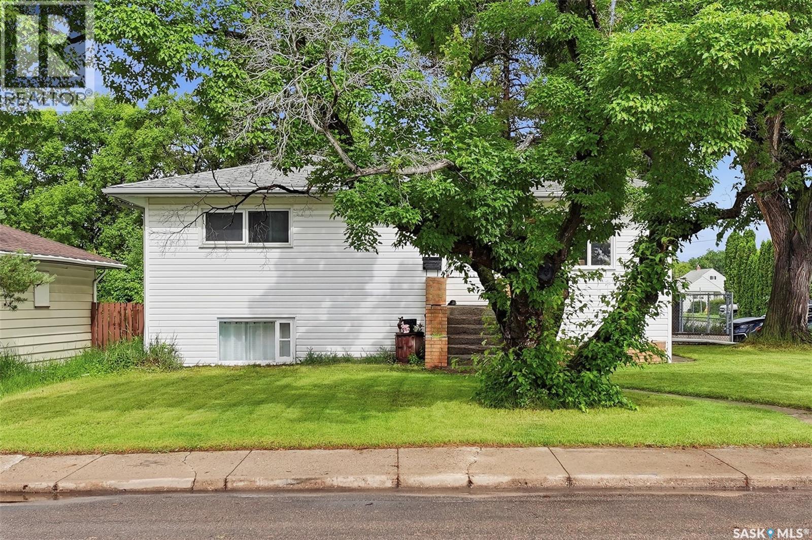 302 U Avenue N, Saskatoon, Saskatchewan  S7L 3C7 - Photo 2 - SK041570