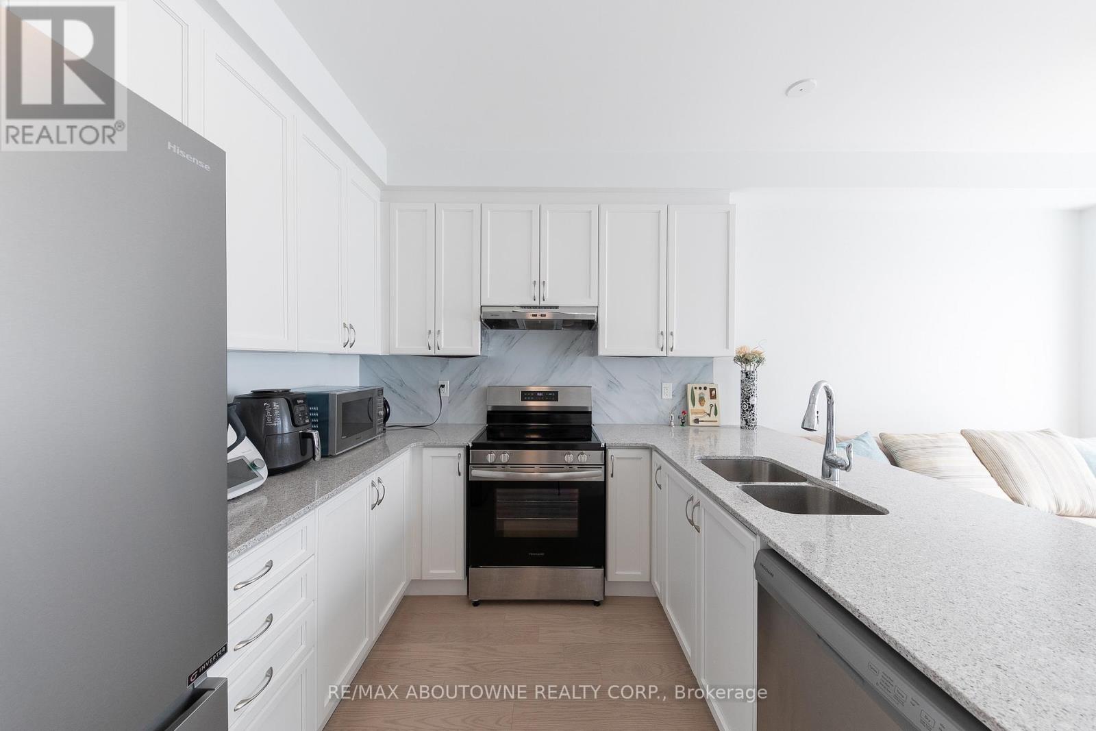 3040 Bramall Gardens, Oakville, Ontario  L6H 7Y2 - Photo 6 - W13536304