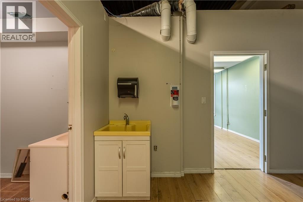 27 Copernicus Boulevard Unit# 4, Brantford, Ontario  N3P 1N4 - Photo 8 - 40843837