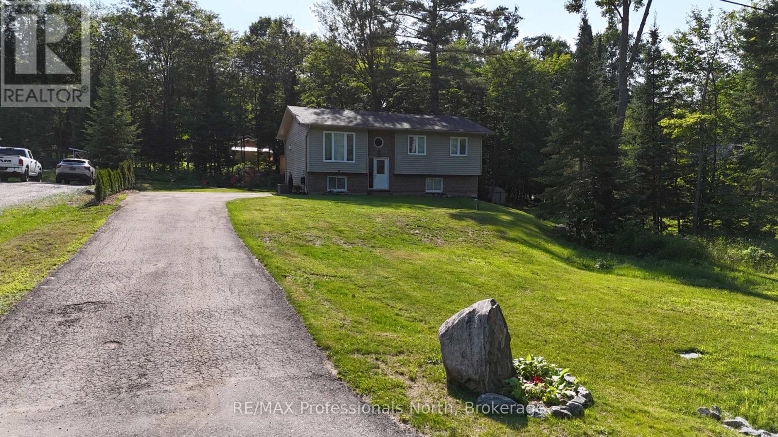 1036 Post Road, Bracebridge, Ontario  P1L 1W9 - Photo 1 - X13536448