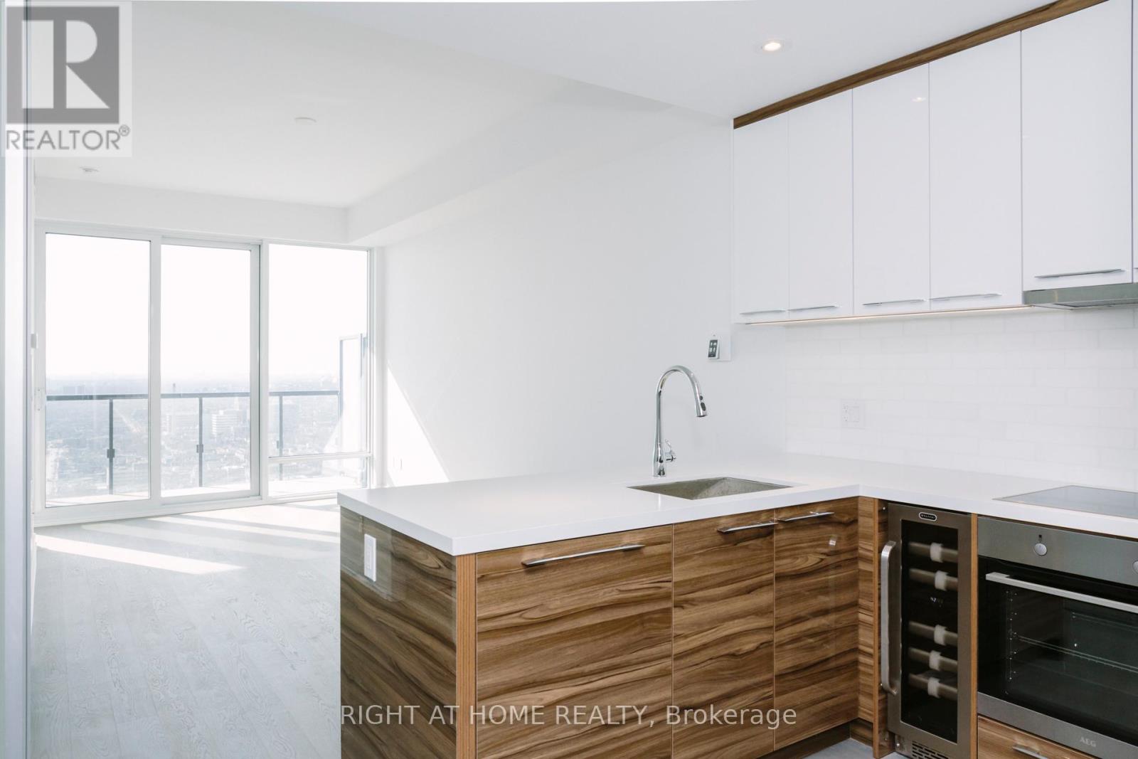 2711 - 488 UNIVERSITY AVENUE, Toronto, Ontario