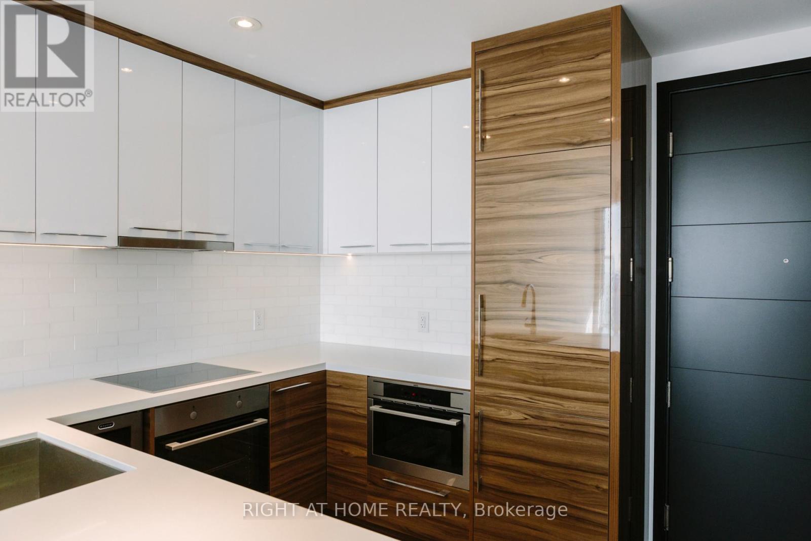 2711 - 488 University Avenue, Toronto, Ontario  M5G 0C1 - Photo 2 - C13536446