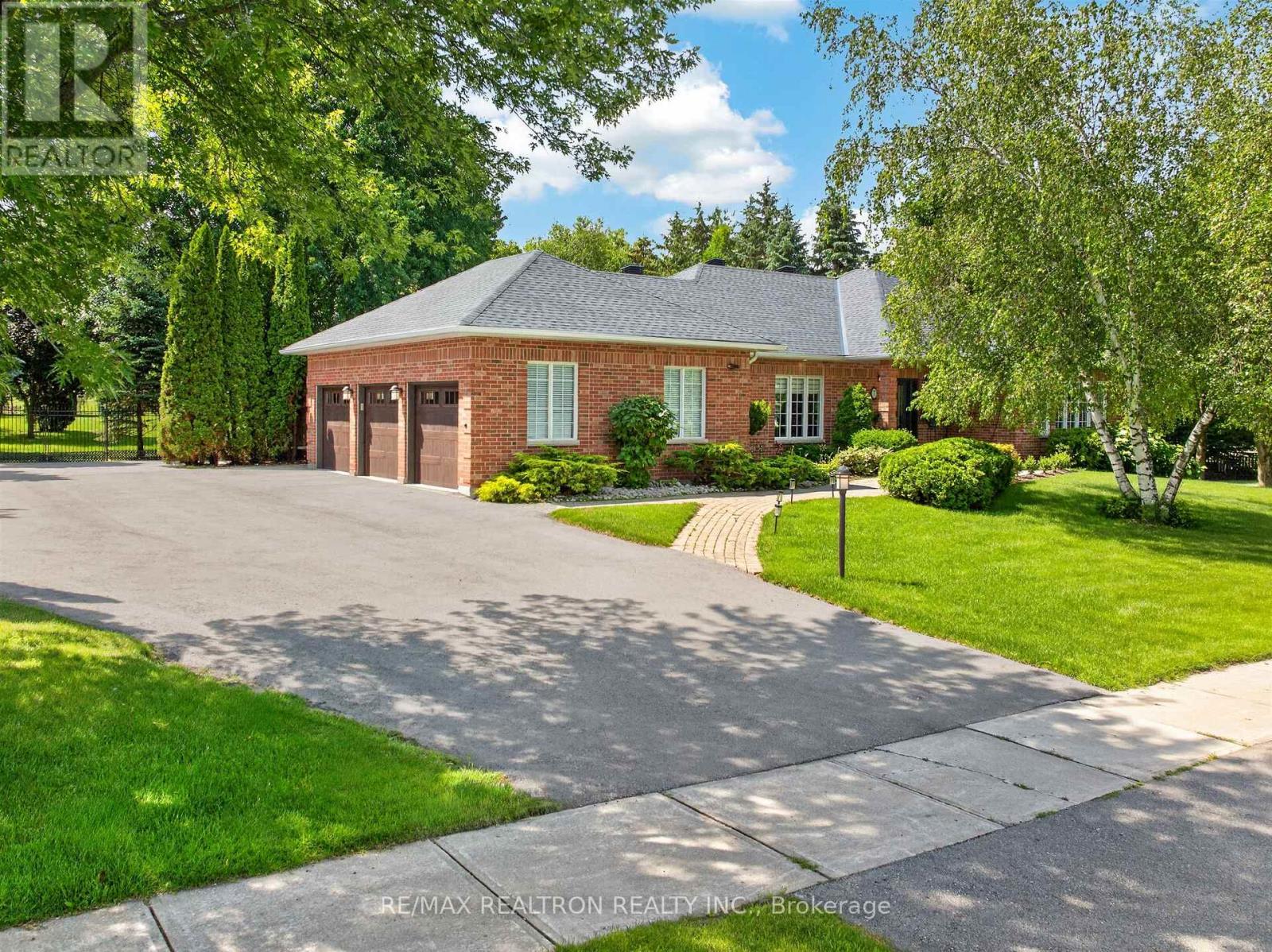 7 Maplehyrn Avenue, East Gwillimbury, Ontario  L0G 1V0 - Photo 1 - N13536704