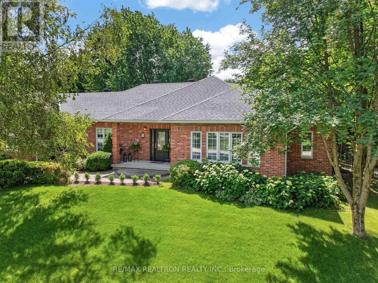 7 Maplehyrn Avenue, East Gwillimbury, Ontario  L0G 1V0 - Photo 2 - N13536704