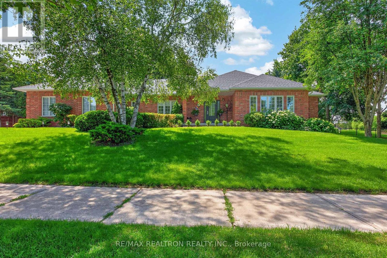 7 Maplehyrn Avenue, East Gwillimbury, Ontario  L0G 1V0 - Photo 4 - N13536704