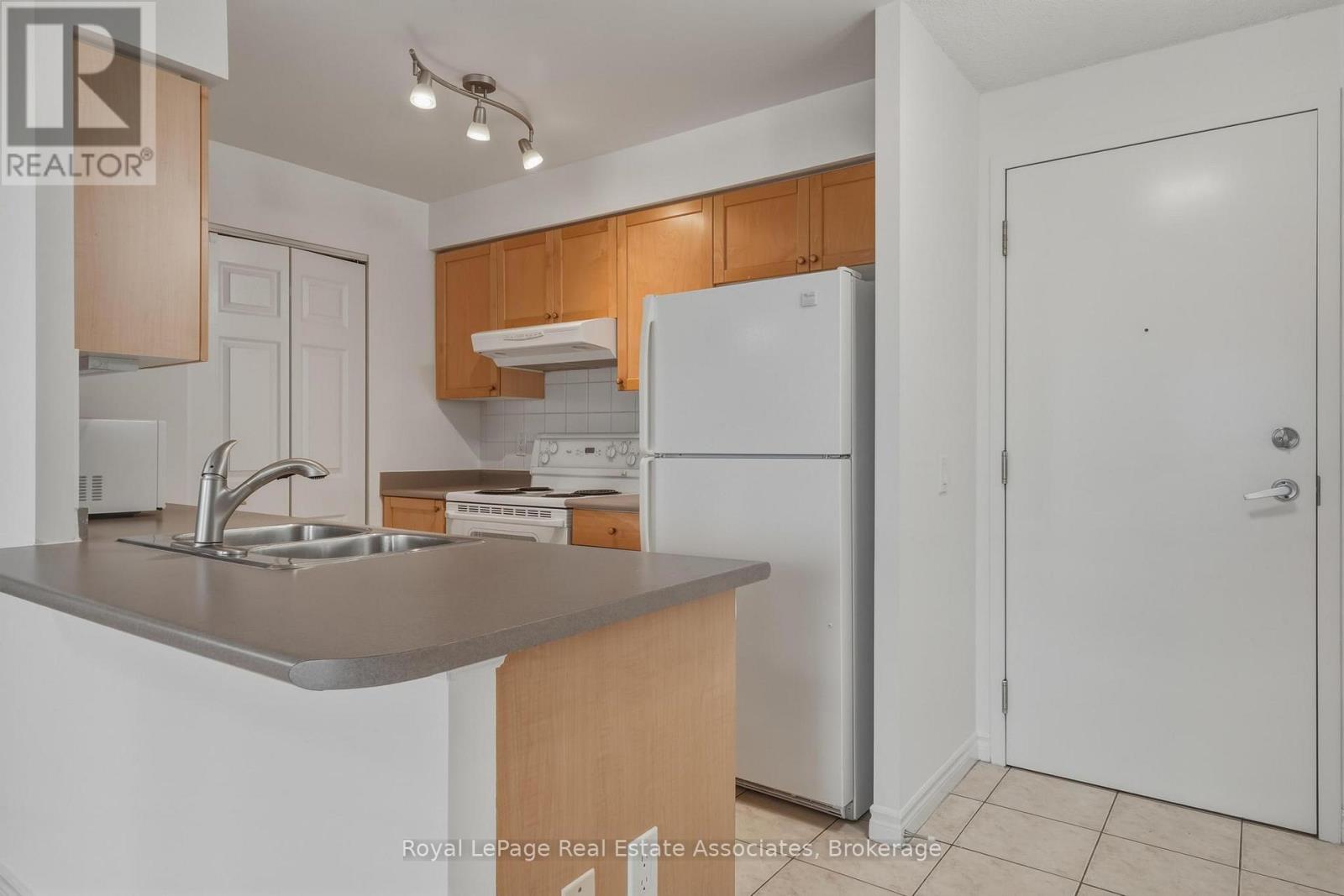 1202 - 55 Strathaven Drive, Mississauga, Ontario  L5R 4G9 - Photo 2 - W13534928