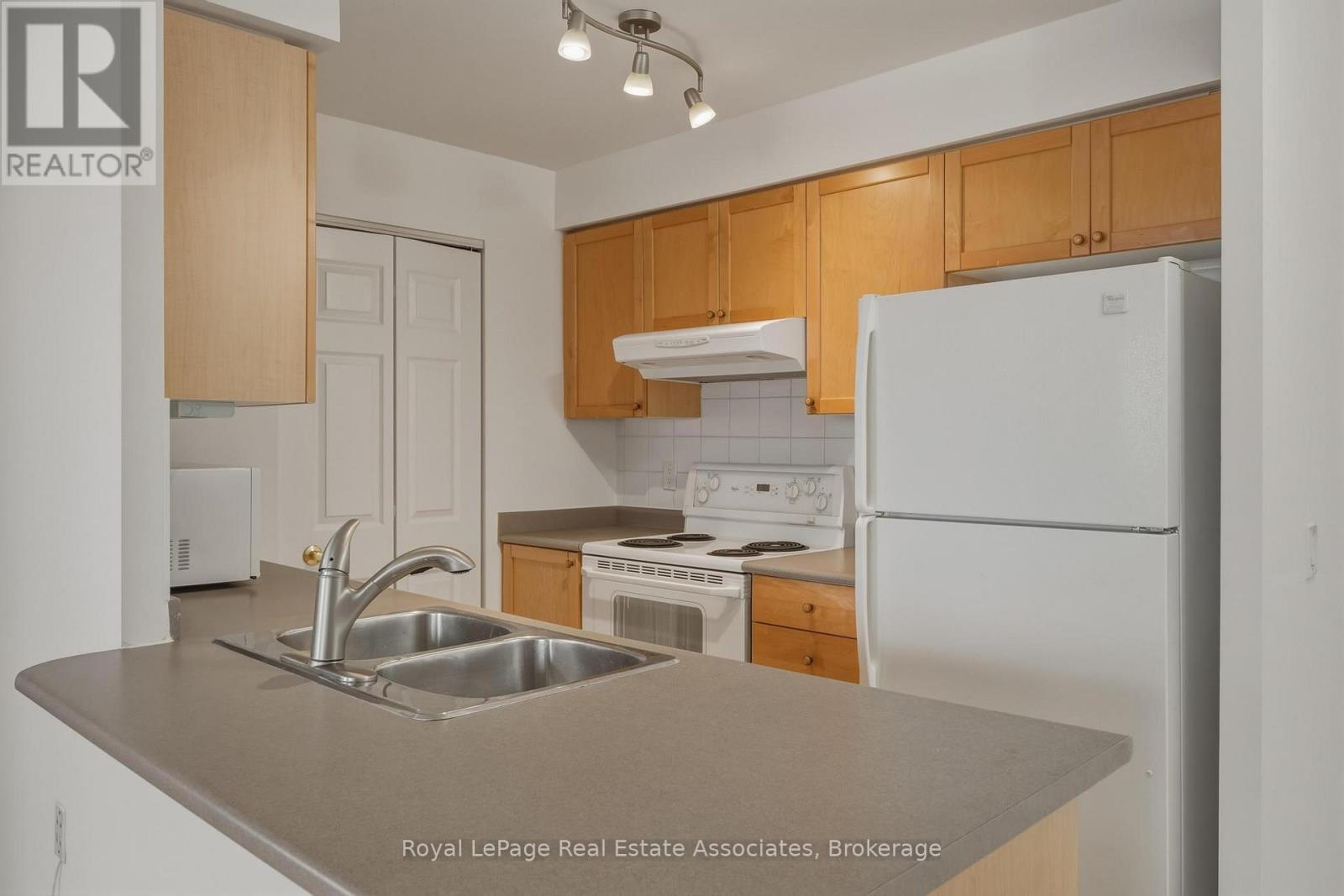 1202 - 55 Strathaven Drive, Mississauga, Ontario  L5R 4G9 - Photo 3 - W13534928