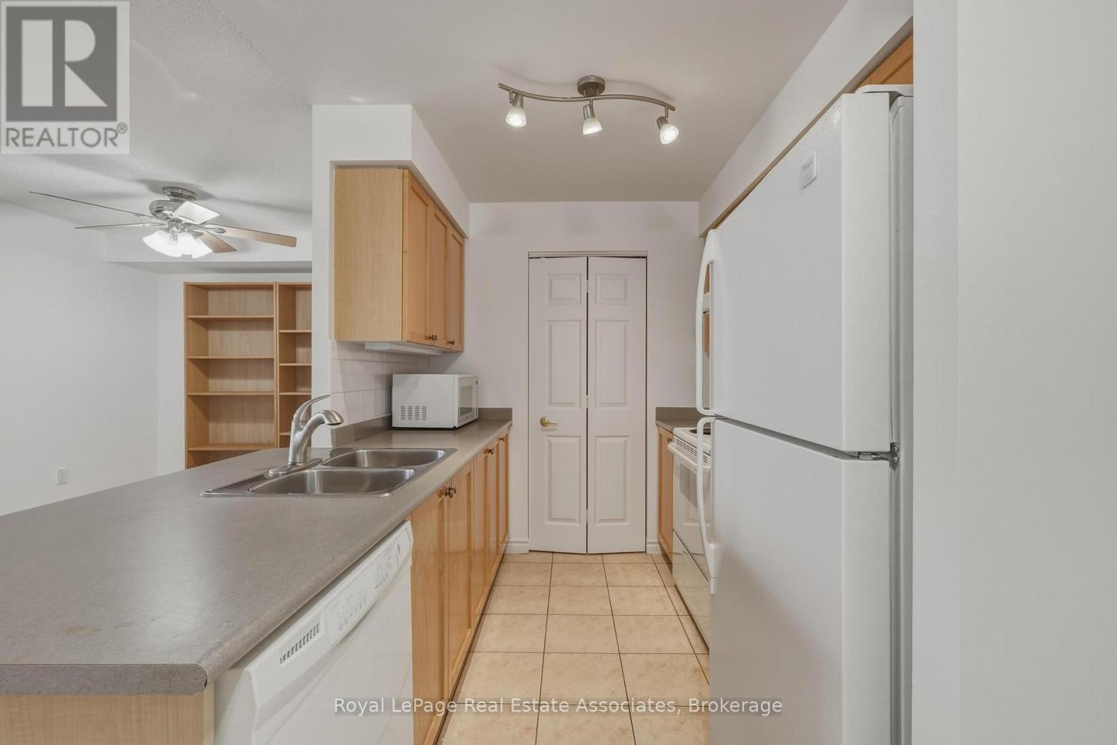 1202 - 55 Strathaven Drive, Mississauga, Ontario  L5R 4G9 - Photo 4 - W13534928