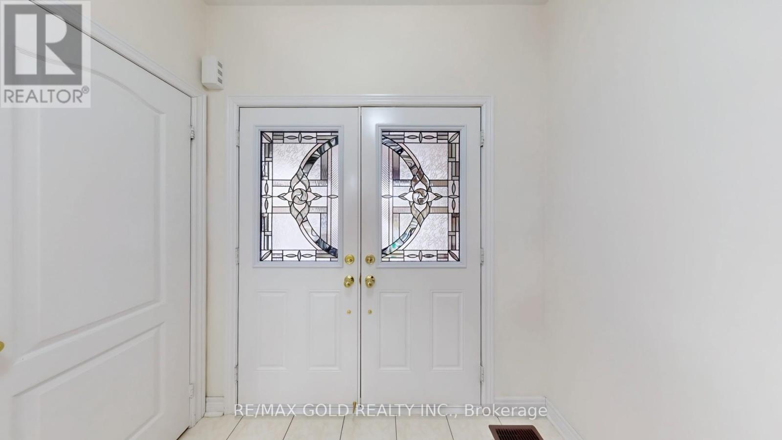 18 Kawana Road, Brampton, Ontario  L6Y 0W2 - Photo 3 - W13536572