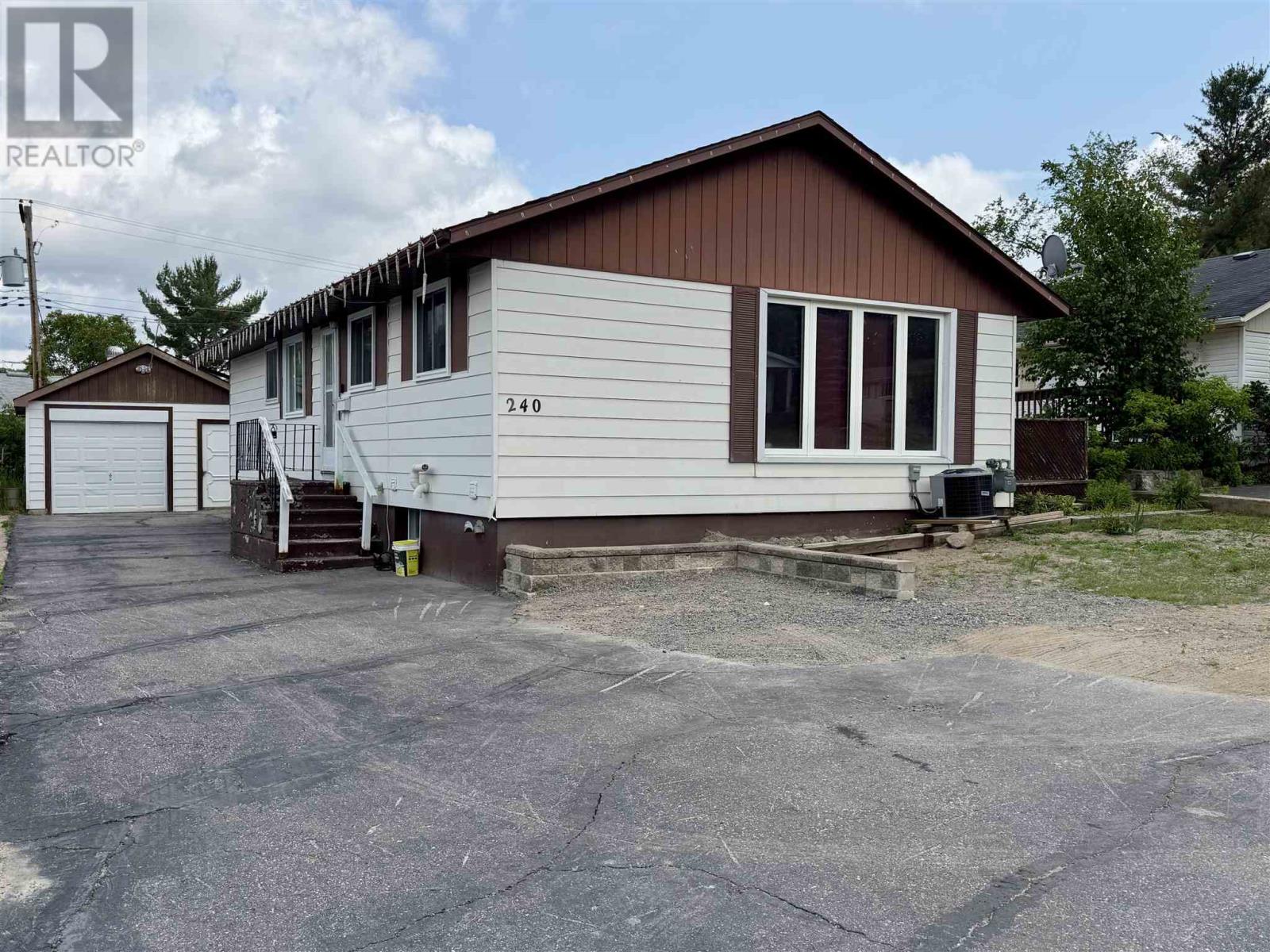 240 Mississauga Ave, Elliot Lake, Ontario  P5A 1E7 - Photo 2 - SM261736