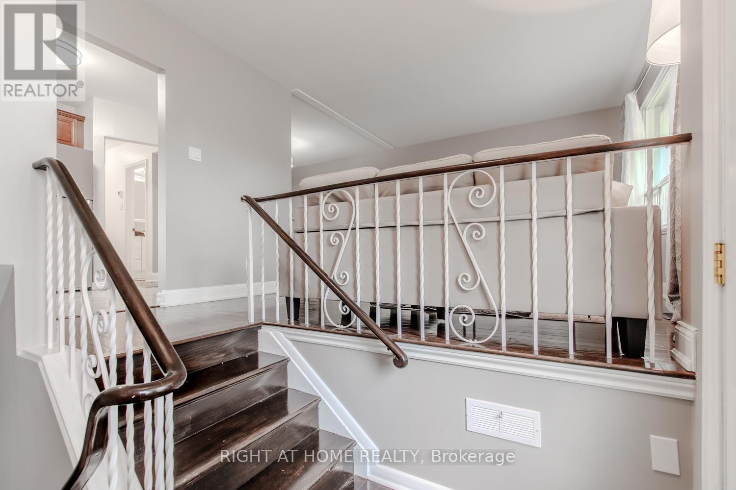 12 Murellen Crescent, Toronto, Ontario  M4A 2K5 - Photo 3 - C13536724