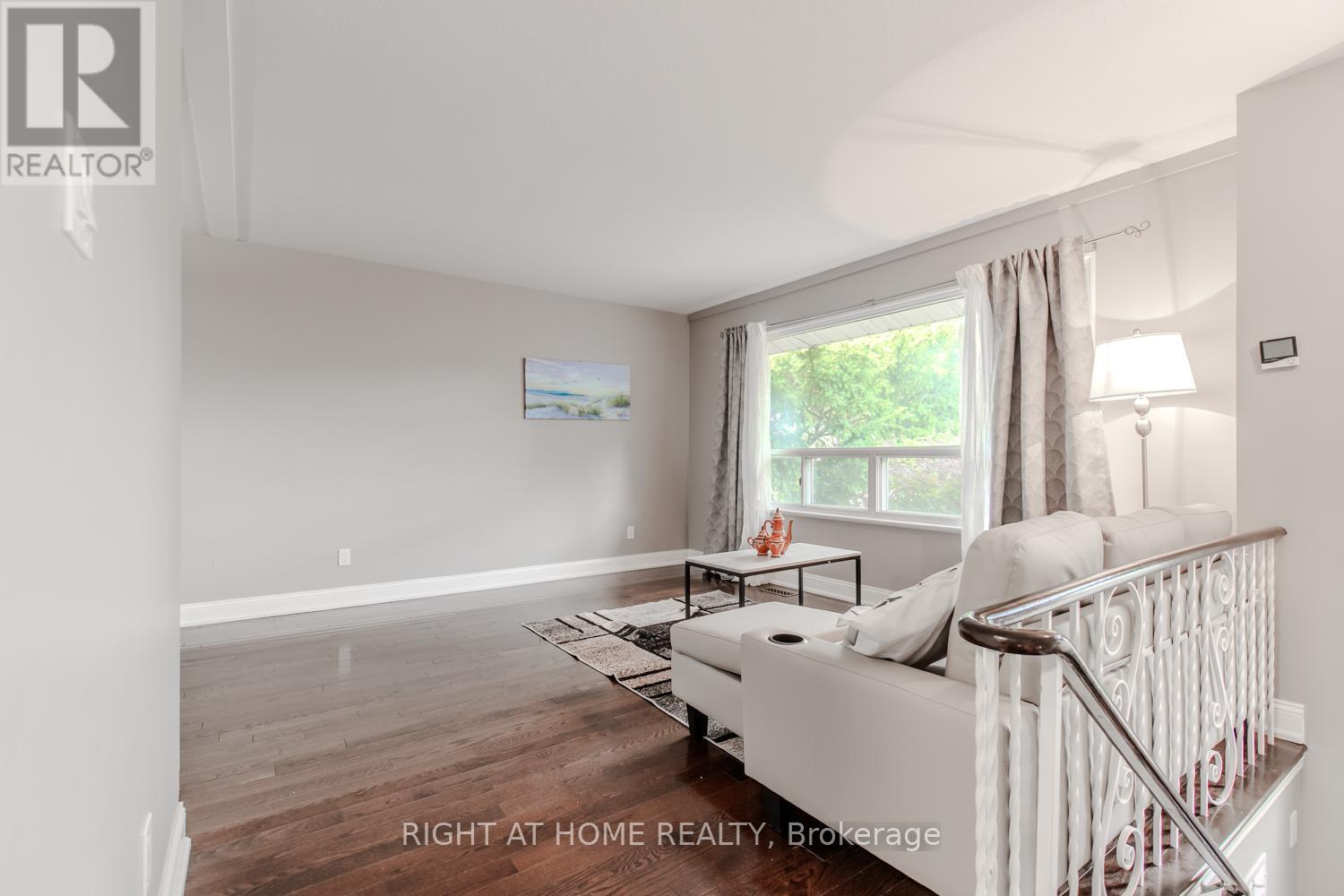 12 Murellen Crescent, Toronto, Ontario  M4A 2K5 - Photo 4 - C13536724