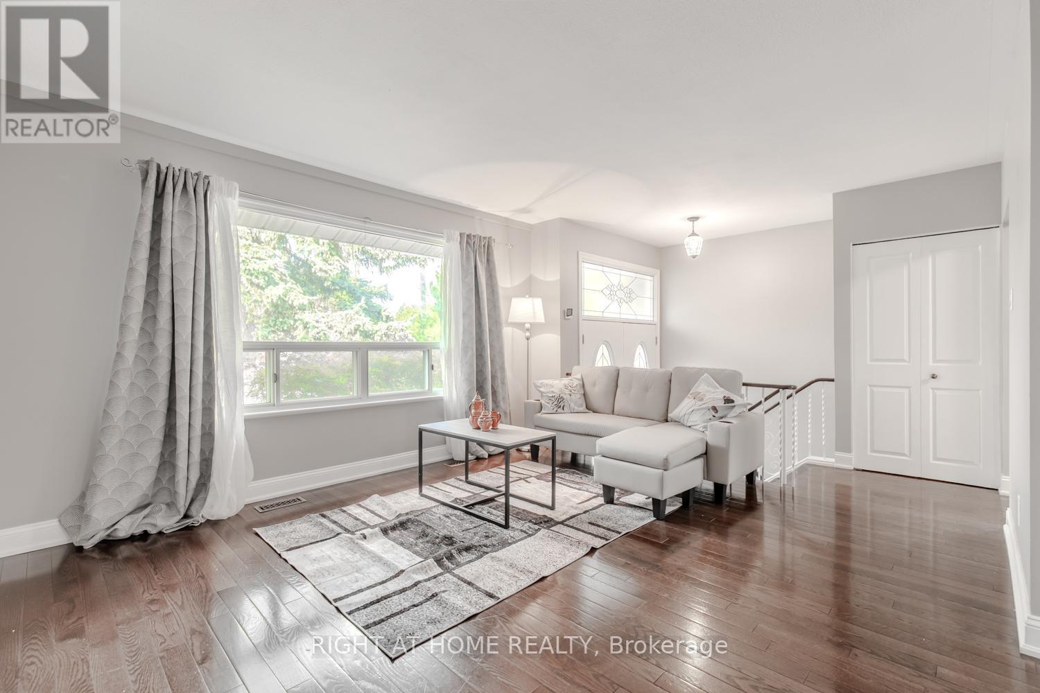 12 Murellen Crescent, Toronto, Ontario  M4A 2K5 - Photo 5 - C13536724