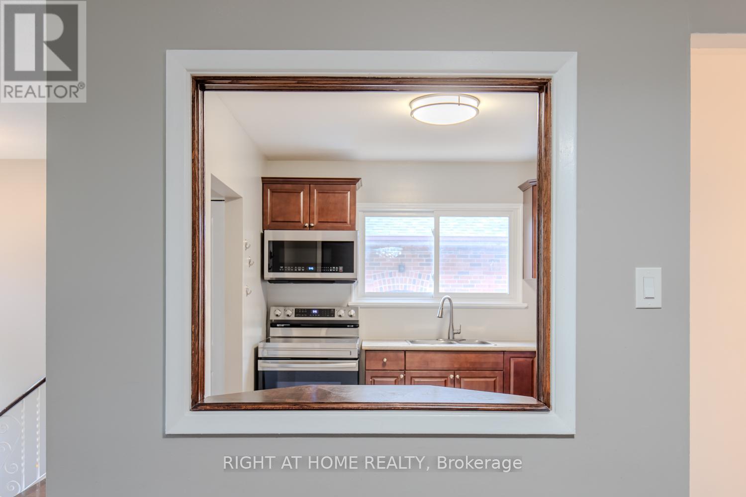 12 Murellen Crescent, Toronto, Ontario  M4A 2K5 - Photo 6 - C13536724