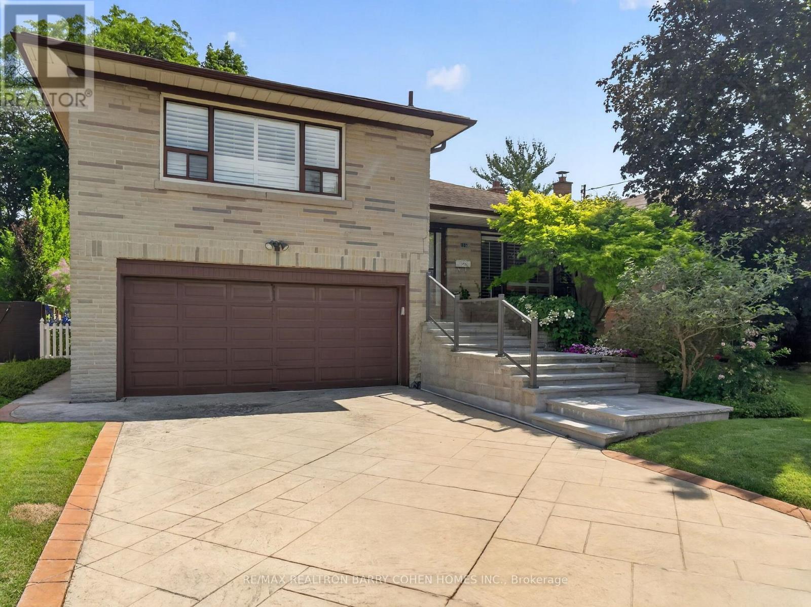 <div class="slider-price">$1,589,000</div><p>105 Palm Drive, Toronto, Ontario</p>